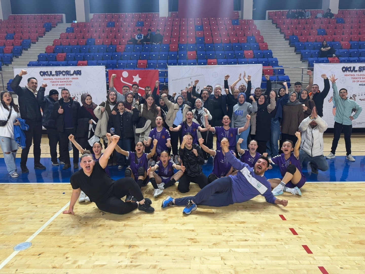 Işıklar Şeker Ortaokulu Hentbol Yıldız Kızlar Türkiye Şampiyonasında şampiyon oldu
