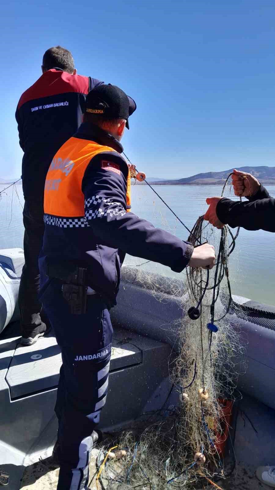 Işıklı Barajında kaçak avcılığa geçit yok 5 bin metre ağ ele geçirildi
