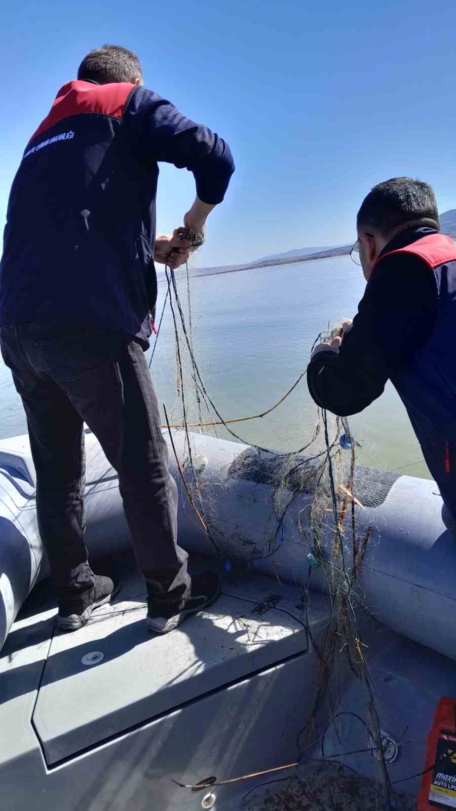 Işıklı Barajında kaçak avcılığa geçit yok 5 bin metre ağ ele geçirildi
