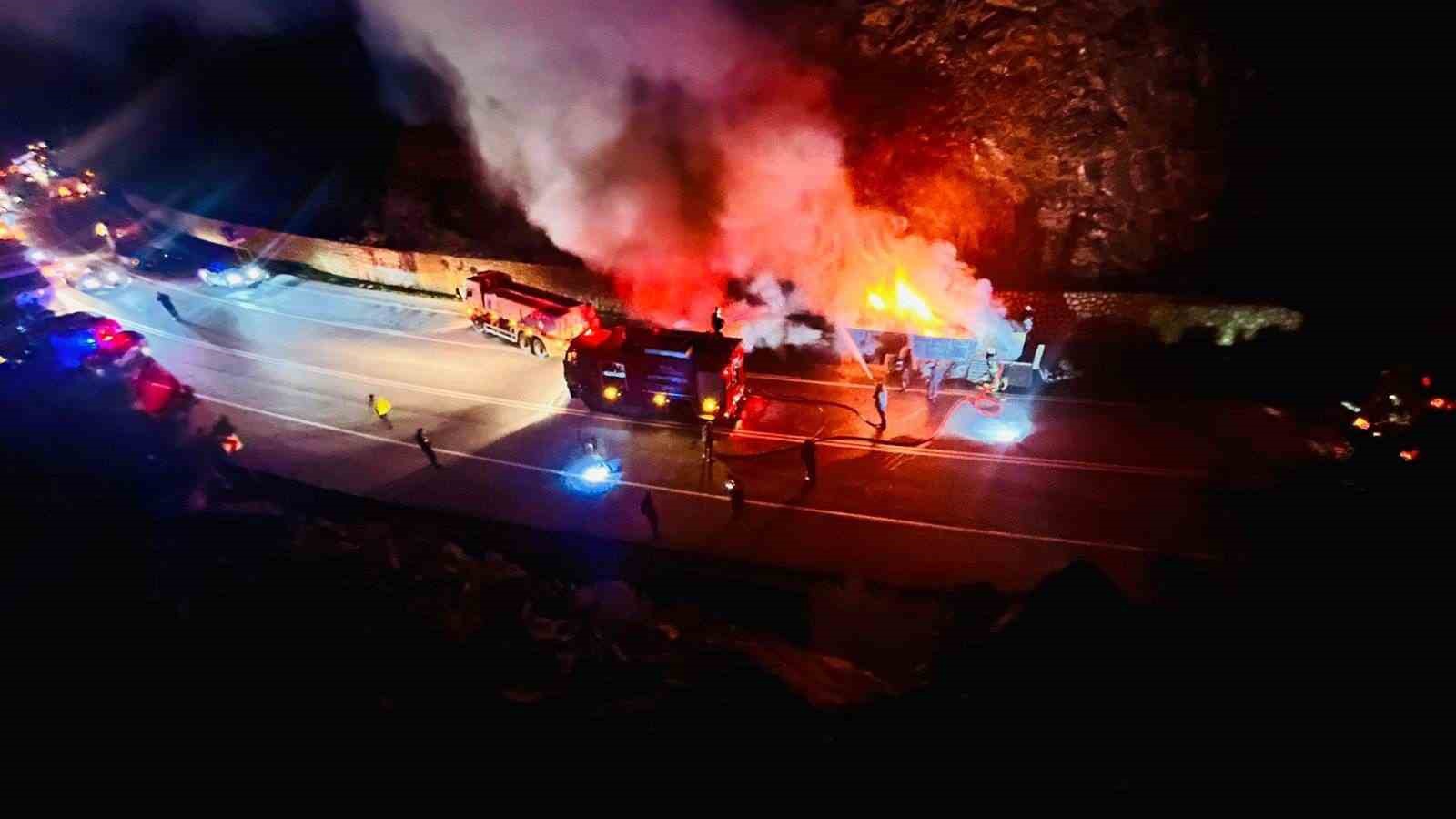 Isınan tekerlek balatalarından çıkan alevler sunta yüklü tırı yaktı
