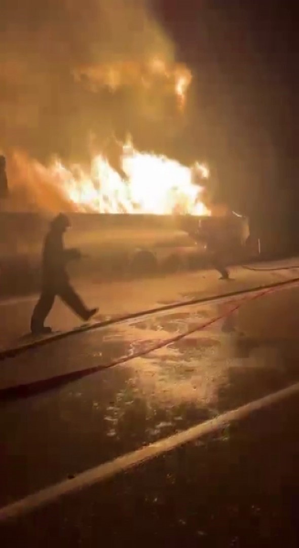 Isınan tekerlek balatalarından çıkan alevler sunta yüklü tırı yaktı
