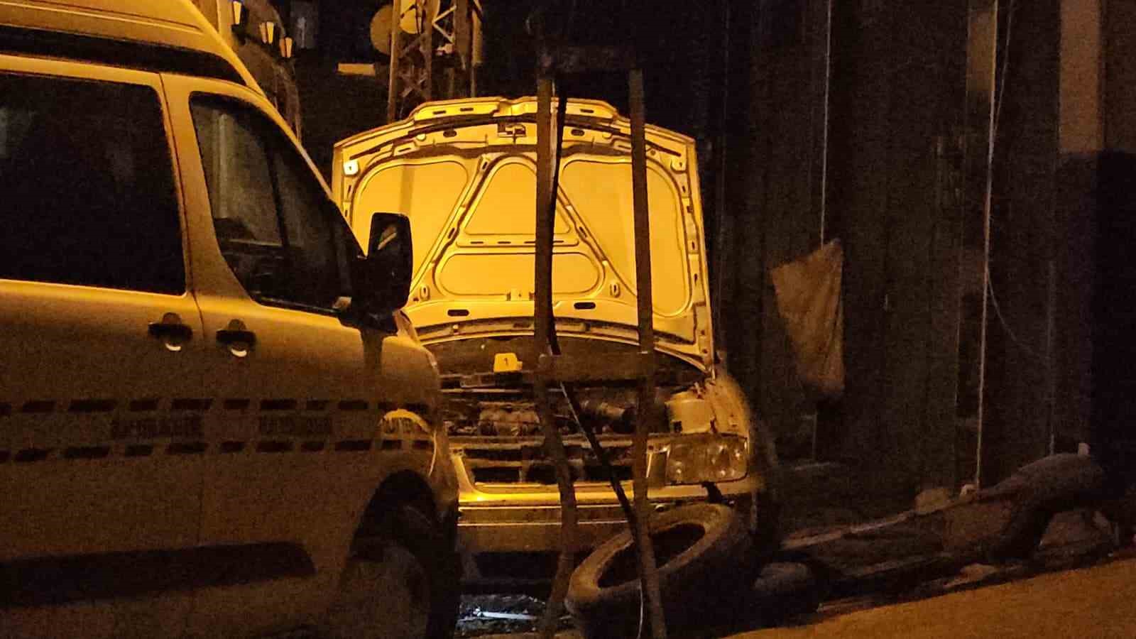 Isınmak için arabaya girdi araç yanınca feci şekilde can verdi
