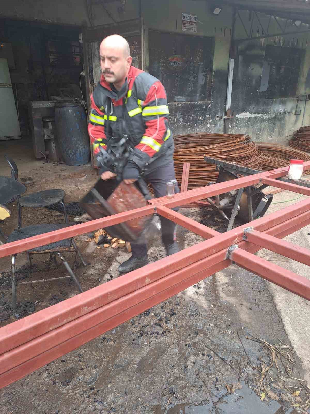 Isınmak için kovaya atılan tiner patladı, itfaiyenin hızlı müdahalesi faciayı önledi
