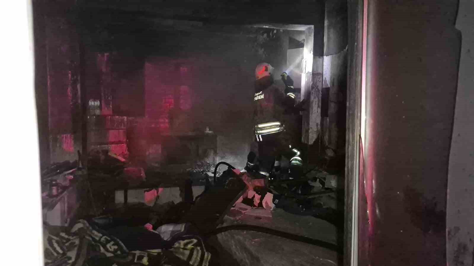 Isınmak için yaktığı ateş, yangın çıkarttı
