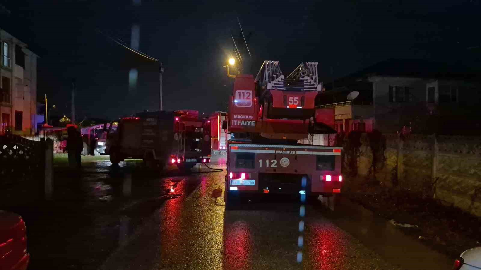 Isınmak için yaktığı ateş, yangın çıkarttı
