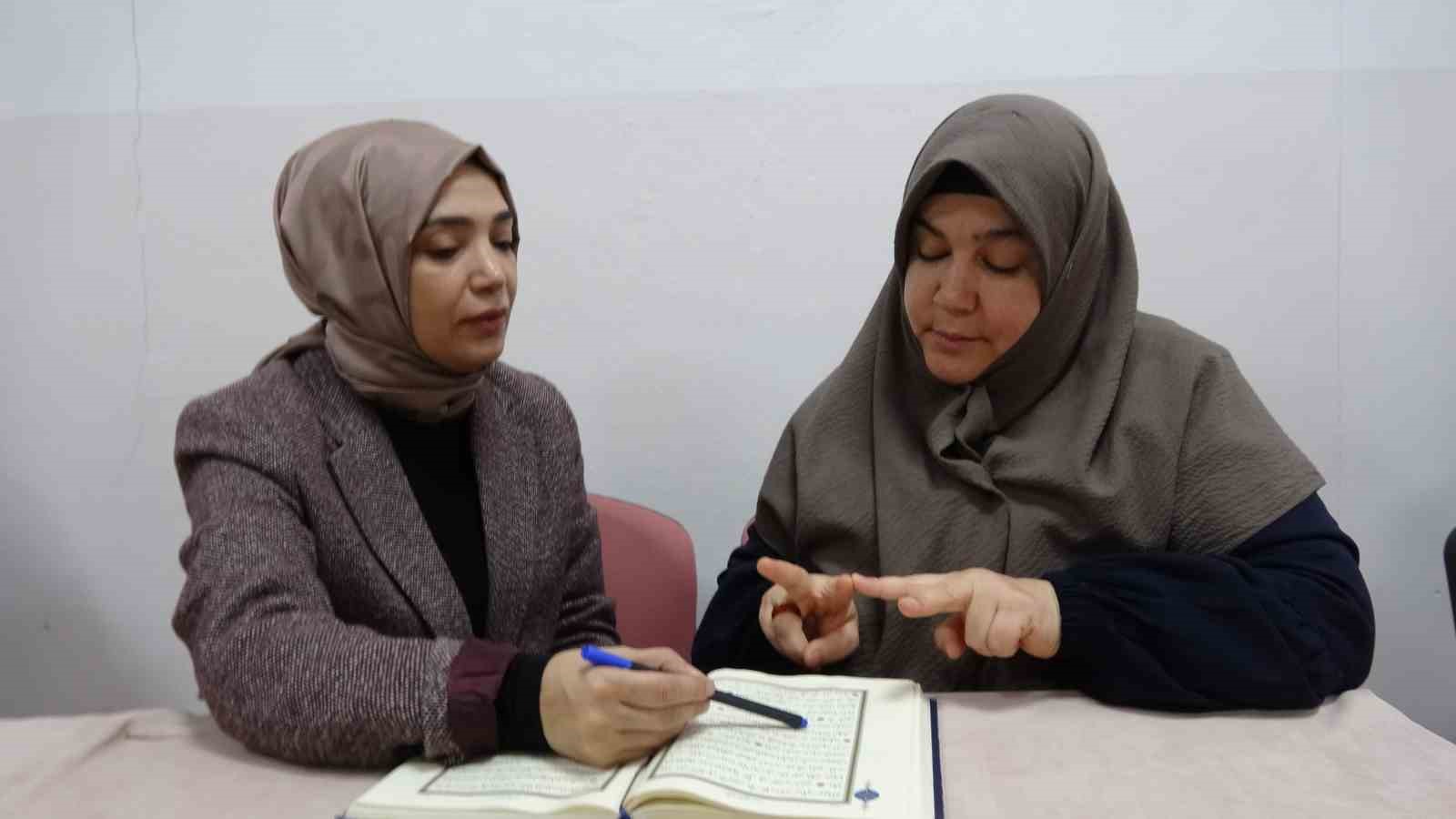İşitme engelli kadınlar işaret diliyle Kur’an-ı Kerim öğreniyor
