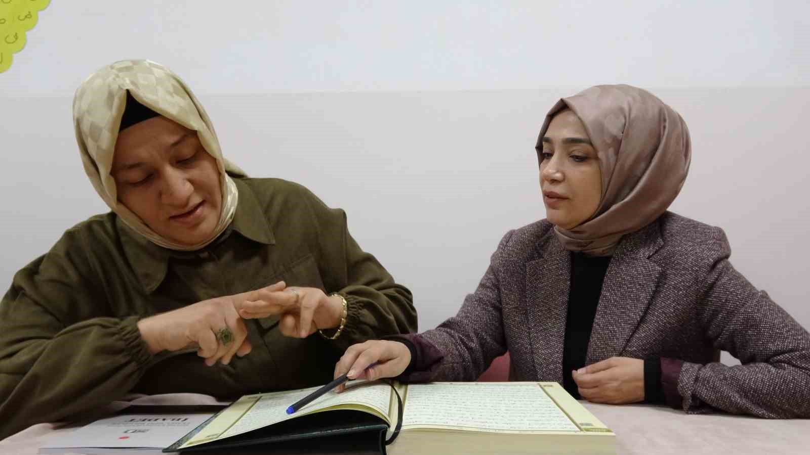 İşitme engelli kadınlar işaret diliyle Kur’an-ı Kerim öğreniyor
