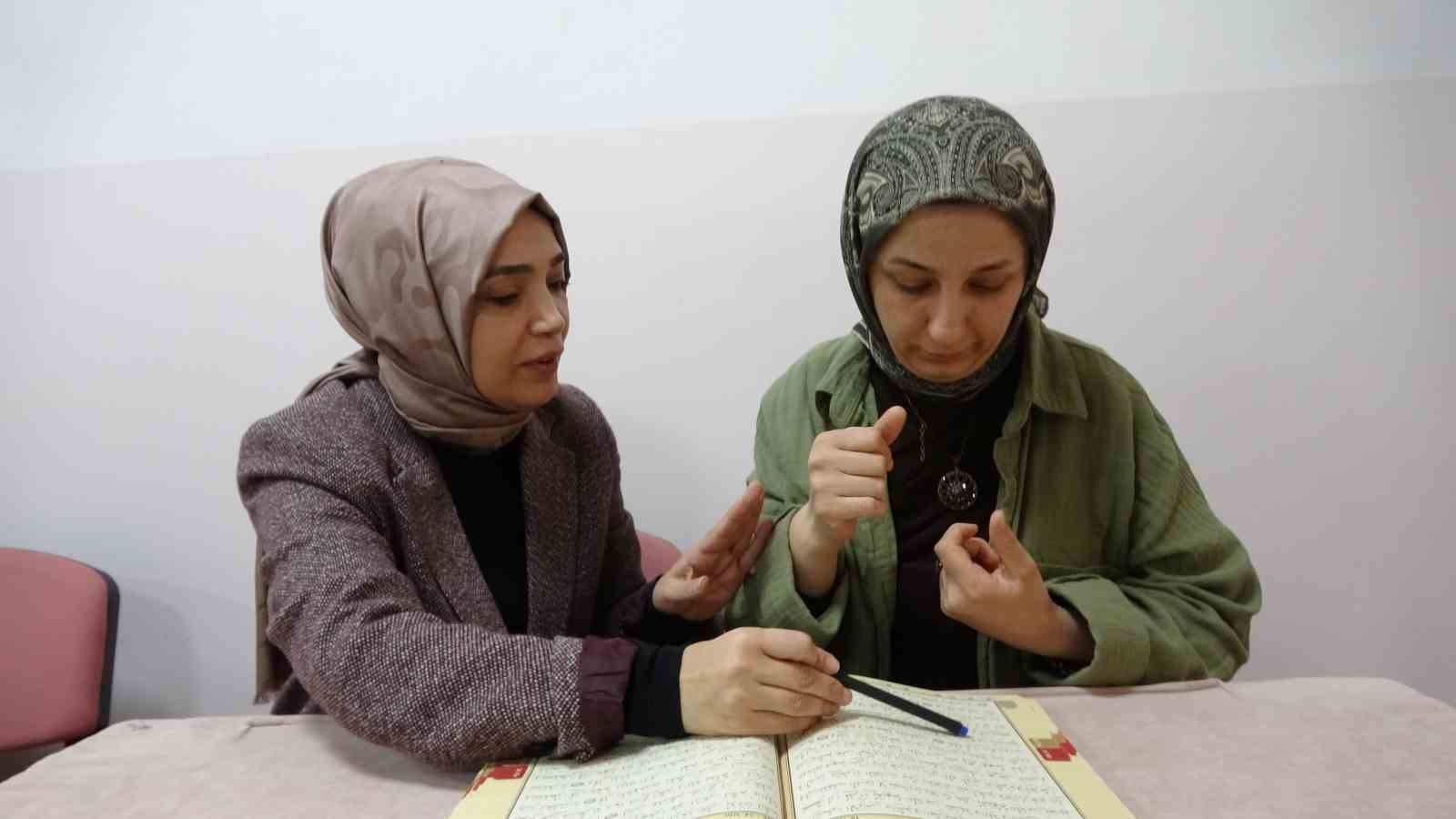 İşitme engelli kadınlar işaret diliyle Kur’an-ı Kerim öğreniyor
