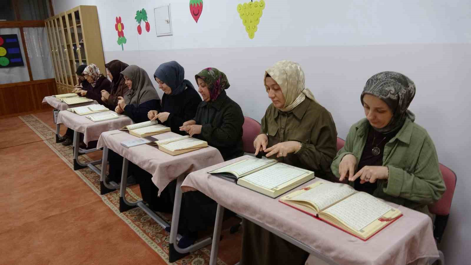 İşitme engelli kadınlar işaret diliyle Kur’an-ı Kerim öğreniyor
