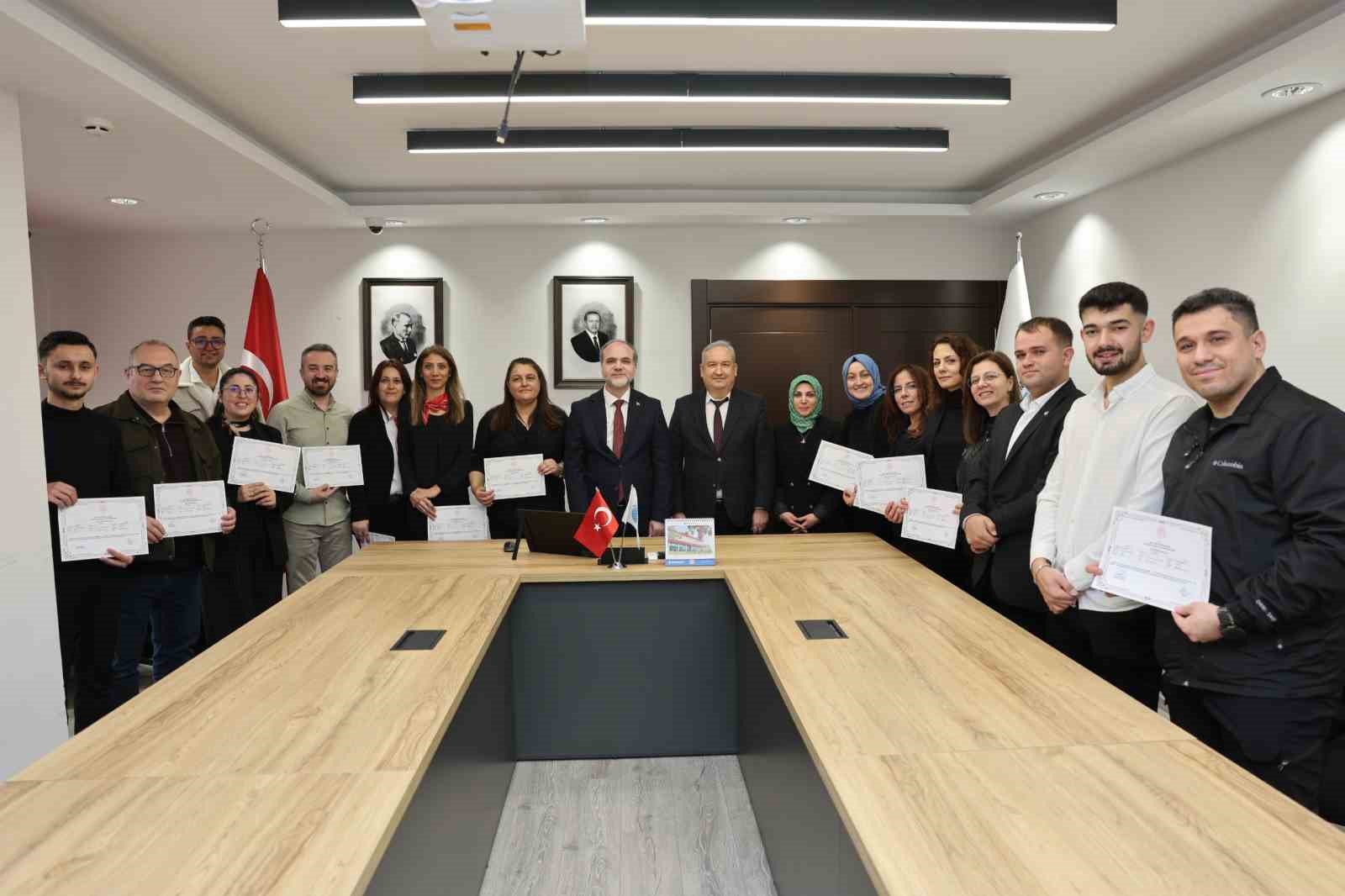 İşitme engelli öğrencilerin hayatlarını kolaylaştırmak için işaret dili öğreniyorlar
