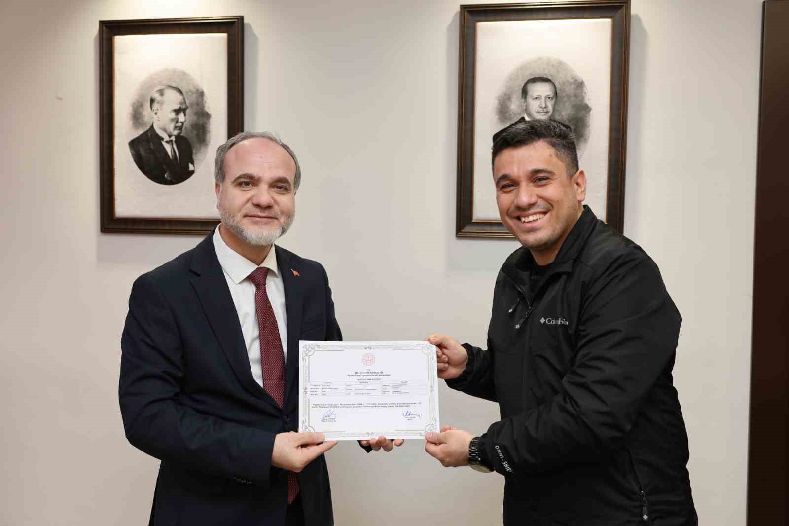 İşitme engelli öğrencilerin hayatlarını kolaylaştırmak için işaret dili öğreniyorlar
