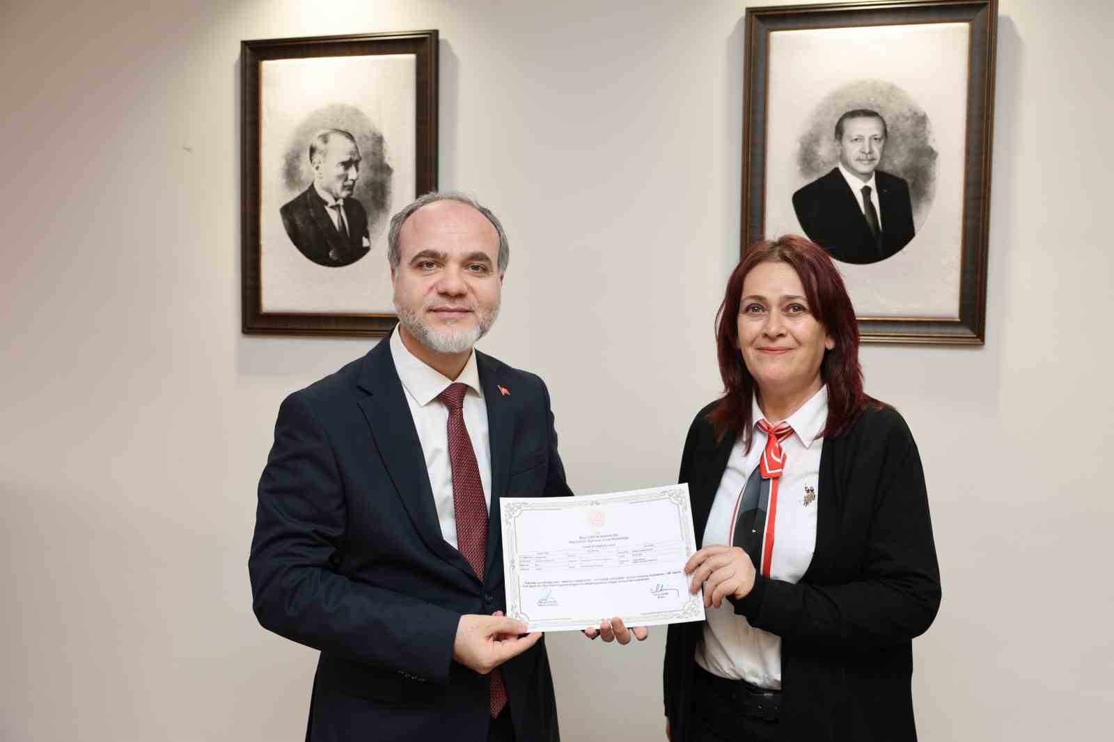 İşitme engelli öğrencilerin hayatlarını kolaylaştırmak için işaret dili öğreniyorlar
