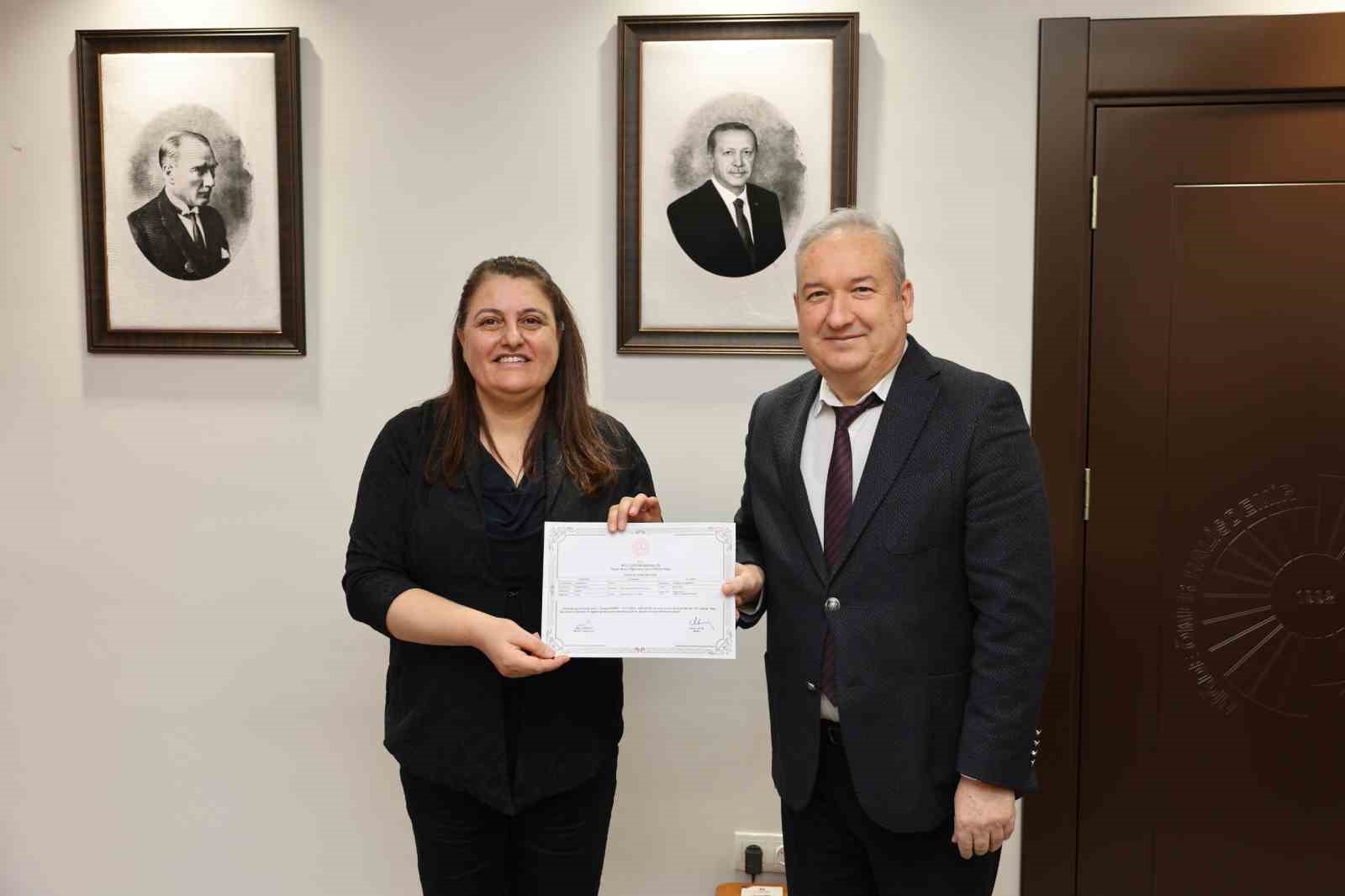 İşitme engelli öğrencilerin hayatlarını kolaylaştırmak için işaret dili öğreniyorlar
