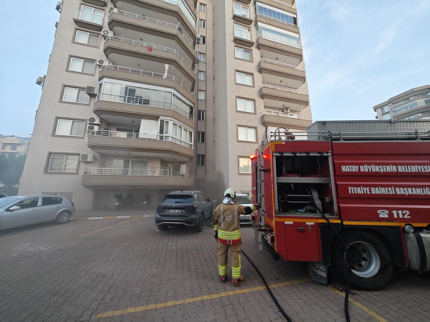 İskenderun’da binanın bodrum katında yangın çıktı
