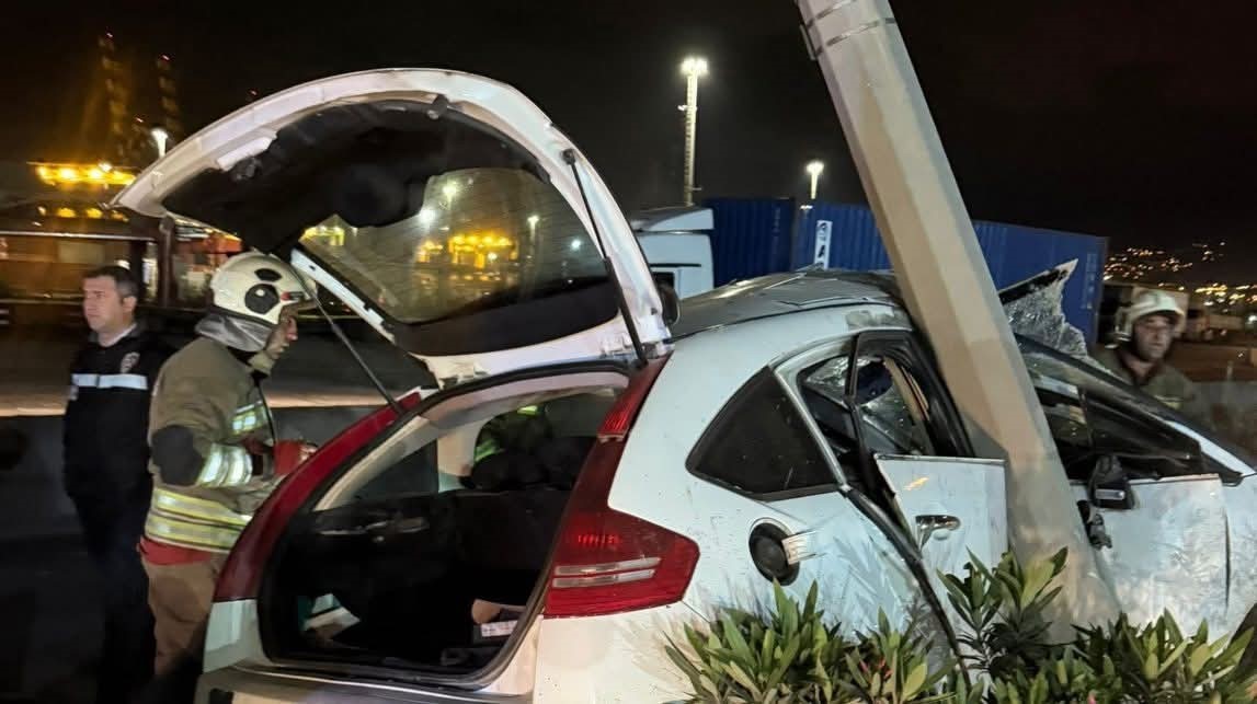 İskenderun’da hurdaya dönen otomobilin sürücüsü yaralandı
