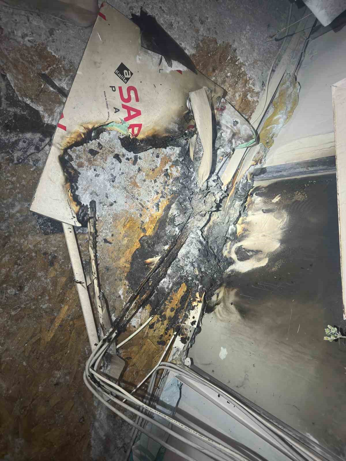 İskenderun’da konteyner yangınında 2 kişi dumandan etkilendi
