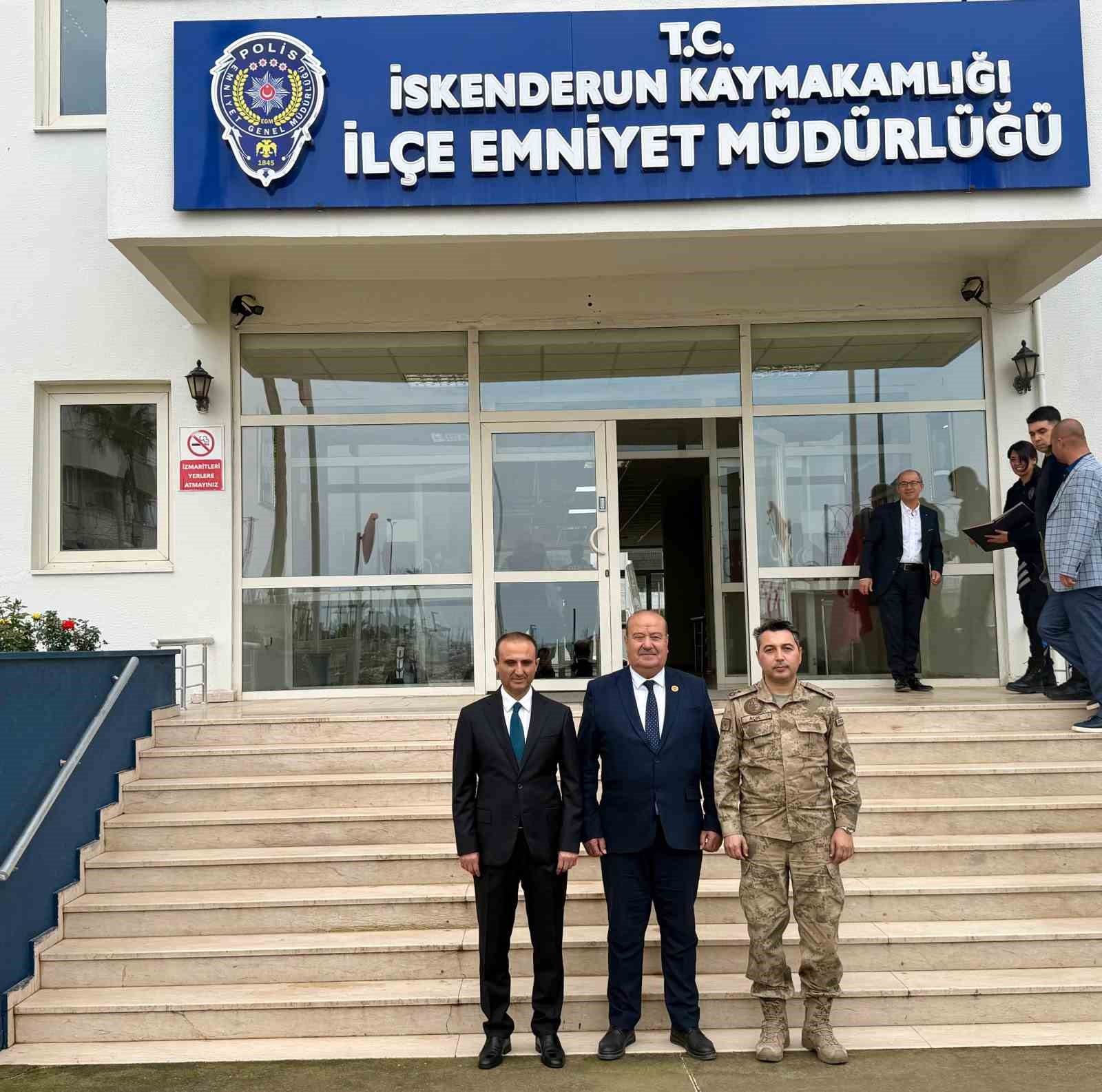 İskenderun’da muhtarlar, huzurlu yaşam için jandarma ve emniyete teşekkür etti
