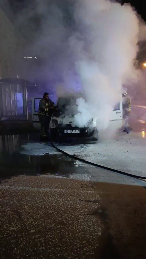 İskenderun’da seyir halindeki araç alevlere teslim oldu
