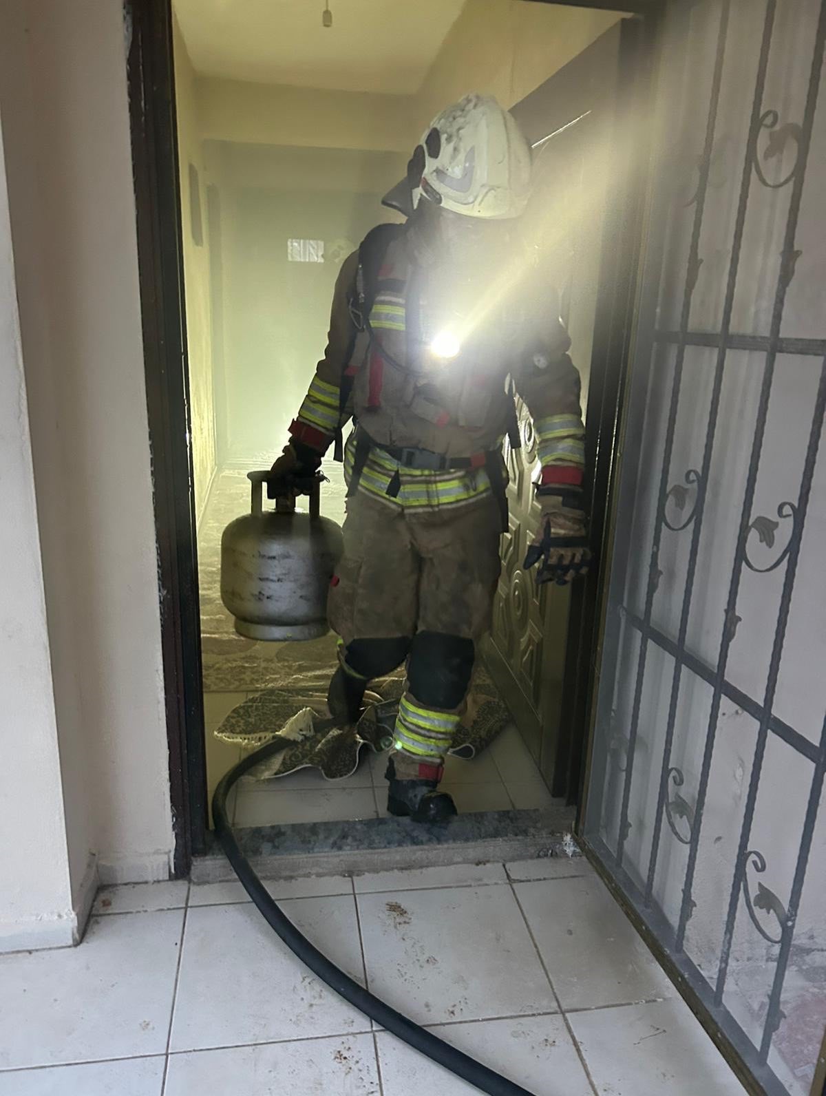 İskenderun’da yangında dumandan etkilenen vatandaşı itfaiye kurtardı
