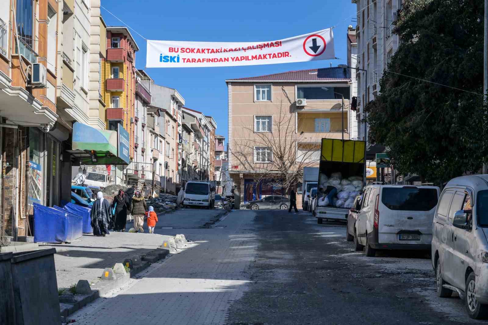 İSKİ, Esenyurt’ta yaptığı kazı çalışmalarının ardından sokakları kapatmadan bıraktı

