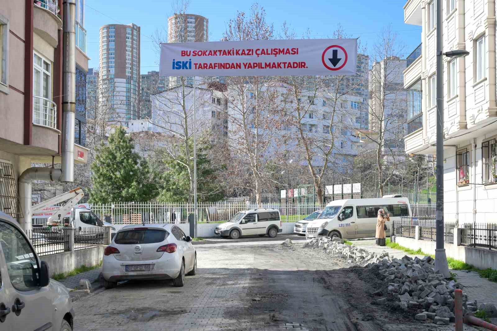 İSKİ, Esenyurt’ta yaptığı kazı çalışmalarının ardından sokakları kapatmadan bıraktı
