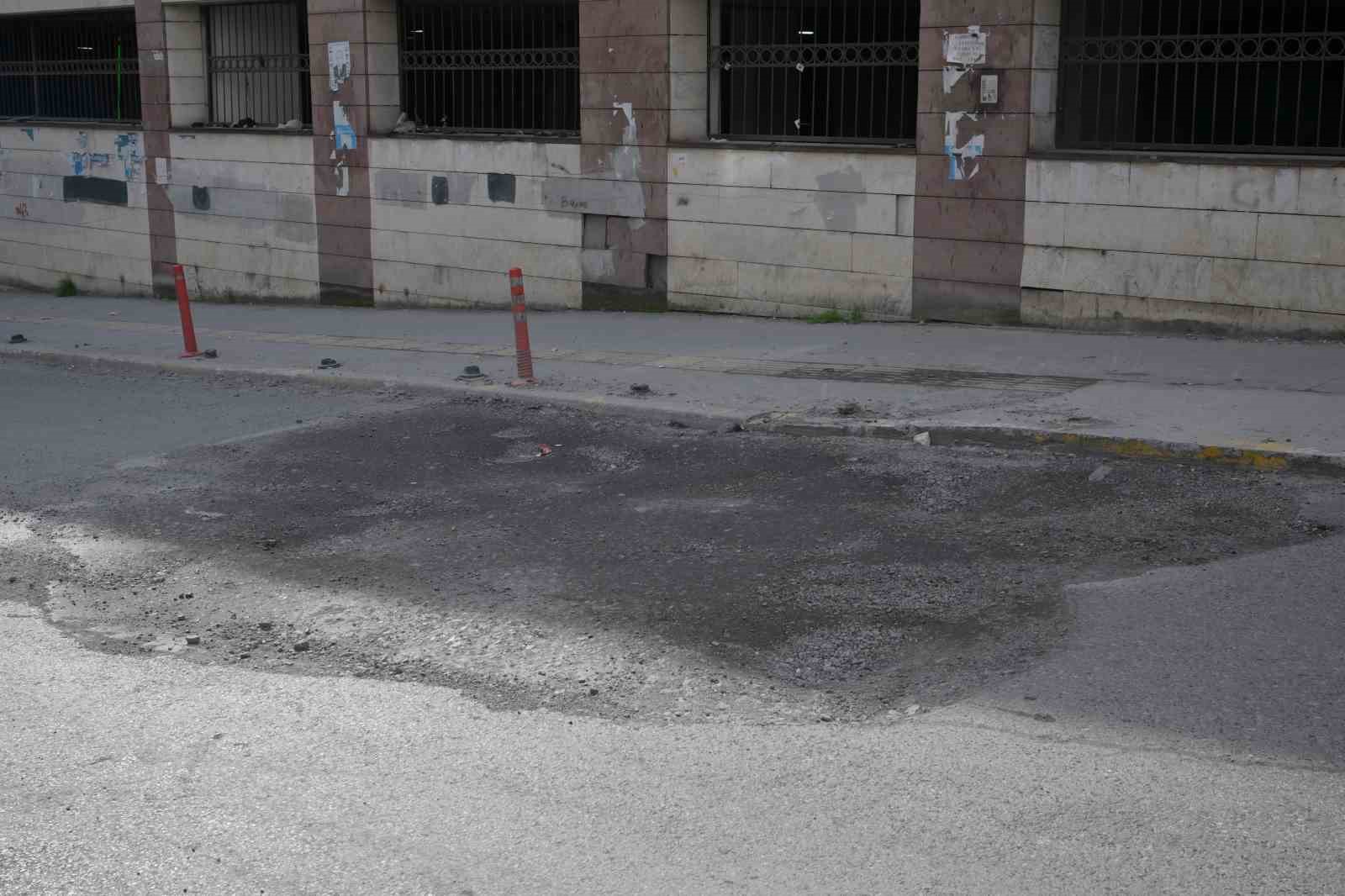 İSKİ, Esenyurt’ta yaptığı kazı çalışmalarının ardından sokakları kapatmadan bıraktı
