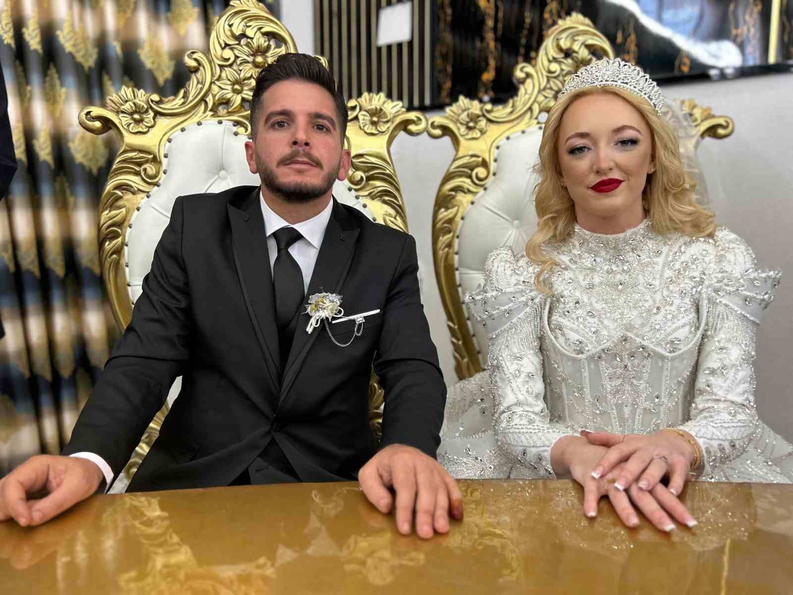 İskoçyalı geline Van usulü düğün
İskoçyalı geline Van usulü düğün