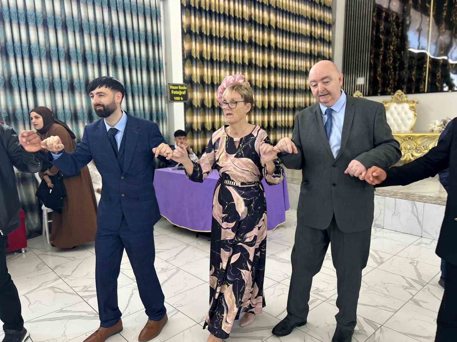 İskoçyalı geline Van usulü düğün
İskoçyalı geline Van usulü düğün