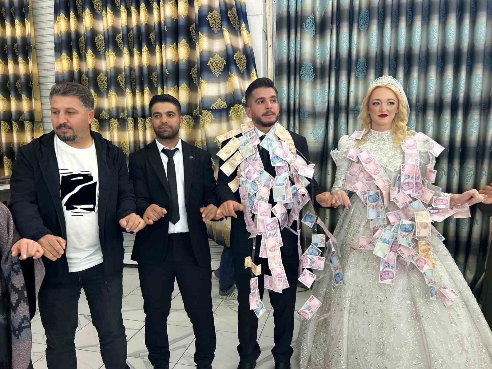 İskoçyalı geline Van usulü düğün
İskoçyalı geline Van usulü düğün