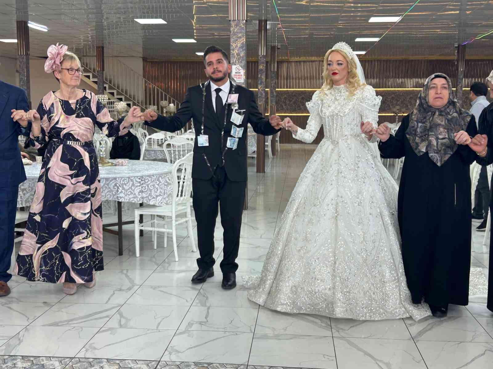 İskoçyalı geline Van usulü düğün
İskoçyalı geline Van usulü düğün