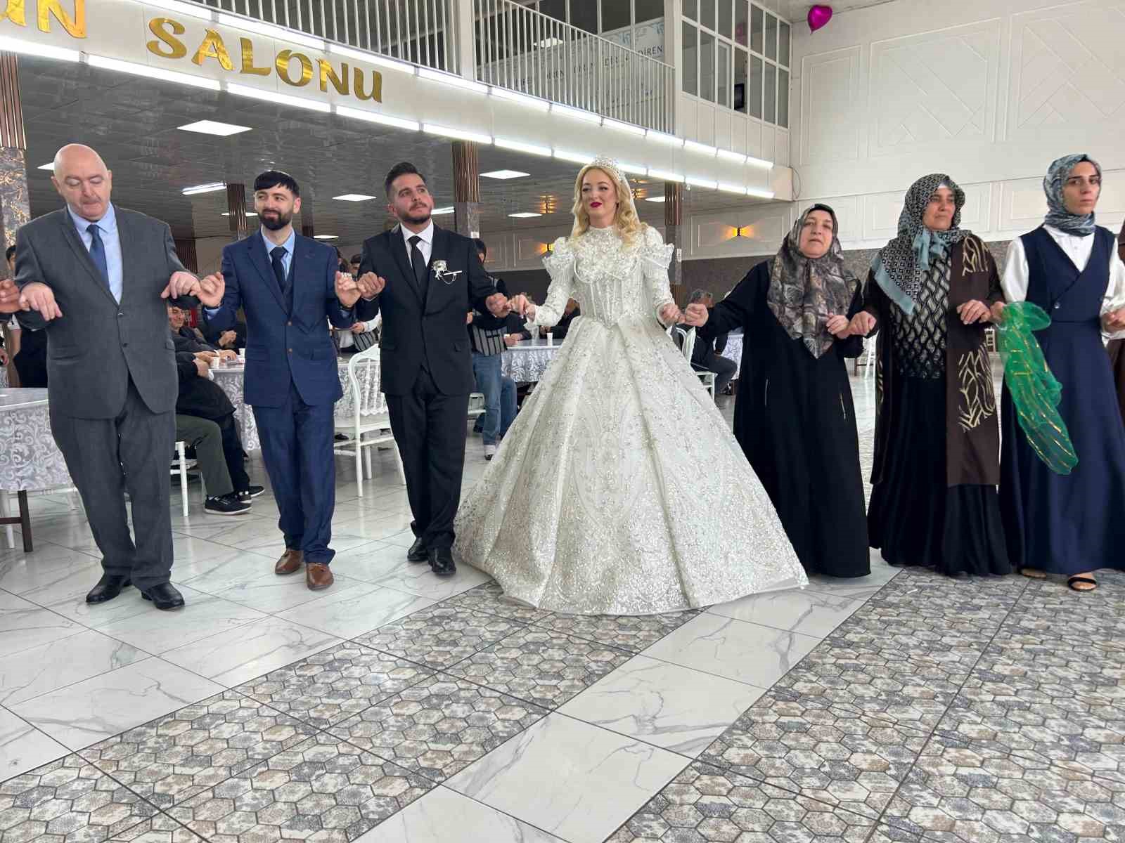 İskoçyalı geline Van usulü düğün
İskoçyalı geline Van usulü düğün