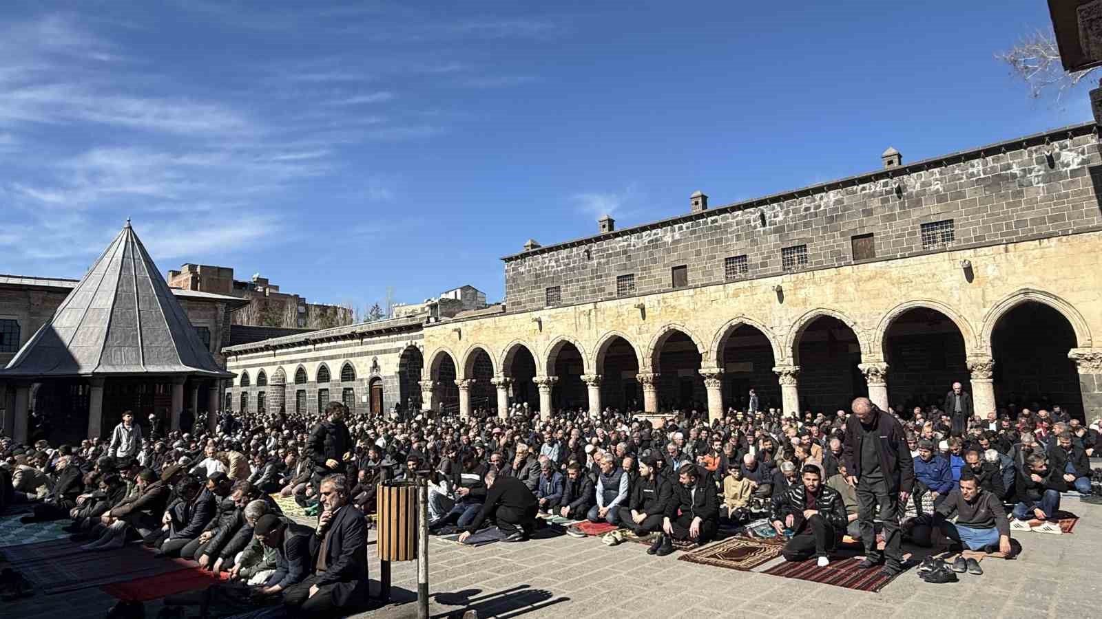 İslam aleminin 5. Harem-i Şerif’inde binlerce kişi Ramazan ayının ilk cuma namazında saf tuttu
