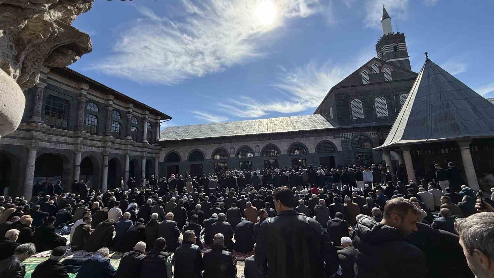 İslam aleminin 5. Harem-i Şerif’inde binlerce kişi Ramazan ayının ilk cuma namazında saf tuttu
