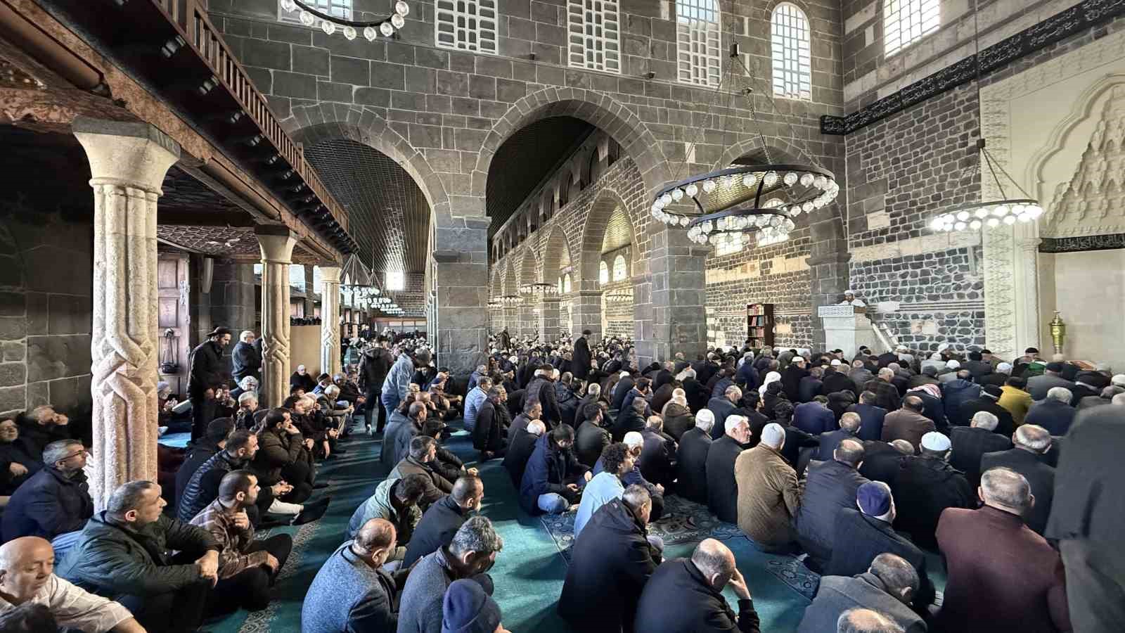 İslam aleminin 5. Harem-i Şerif’inde binlerce kişi Ramazan ayının ilk cuma namazında saf tuttu
