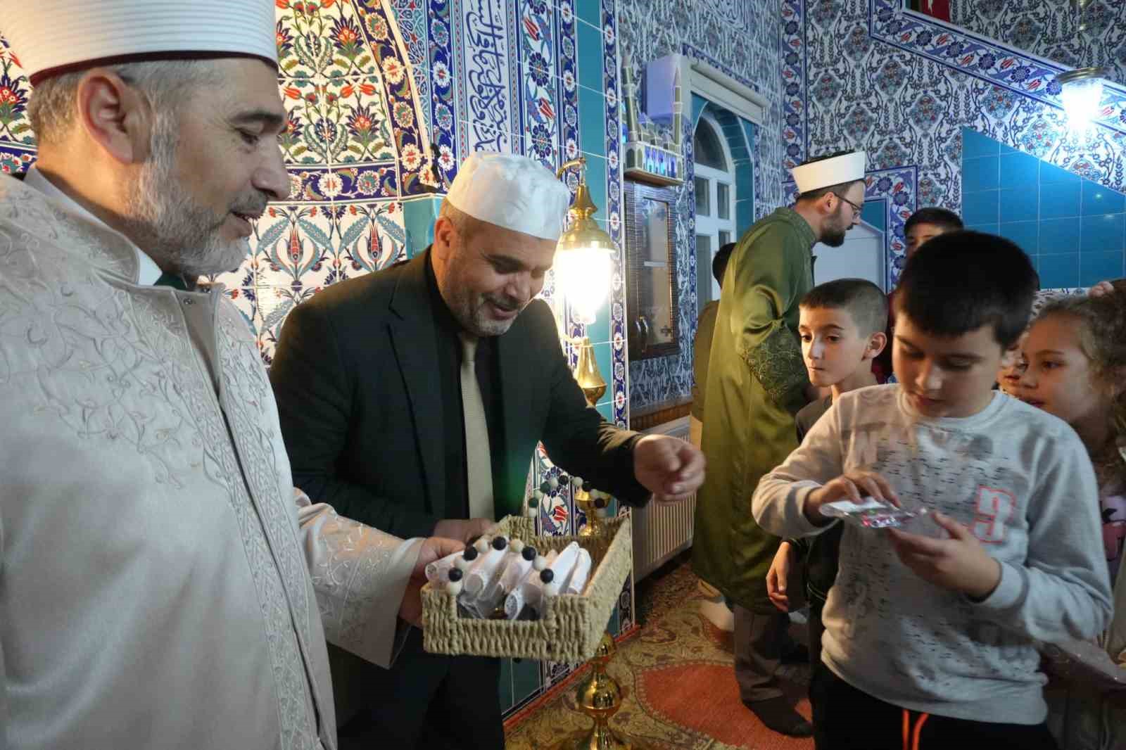 İslamın gülleri çocuklarla anlamlı buluşma
İslamın gülleri çocuklarla anlamlı buluşma