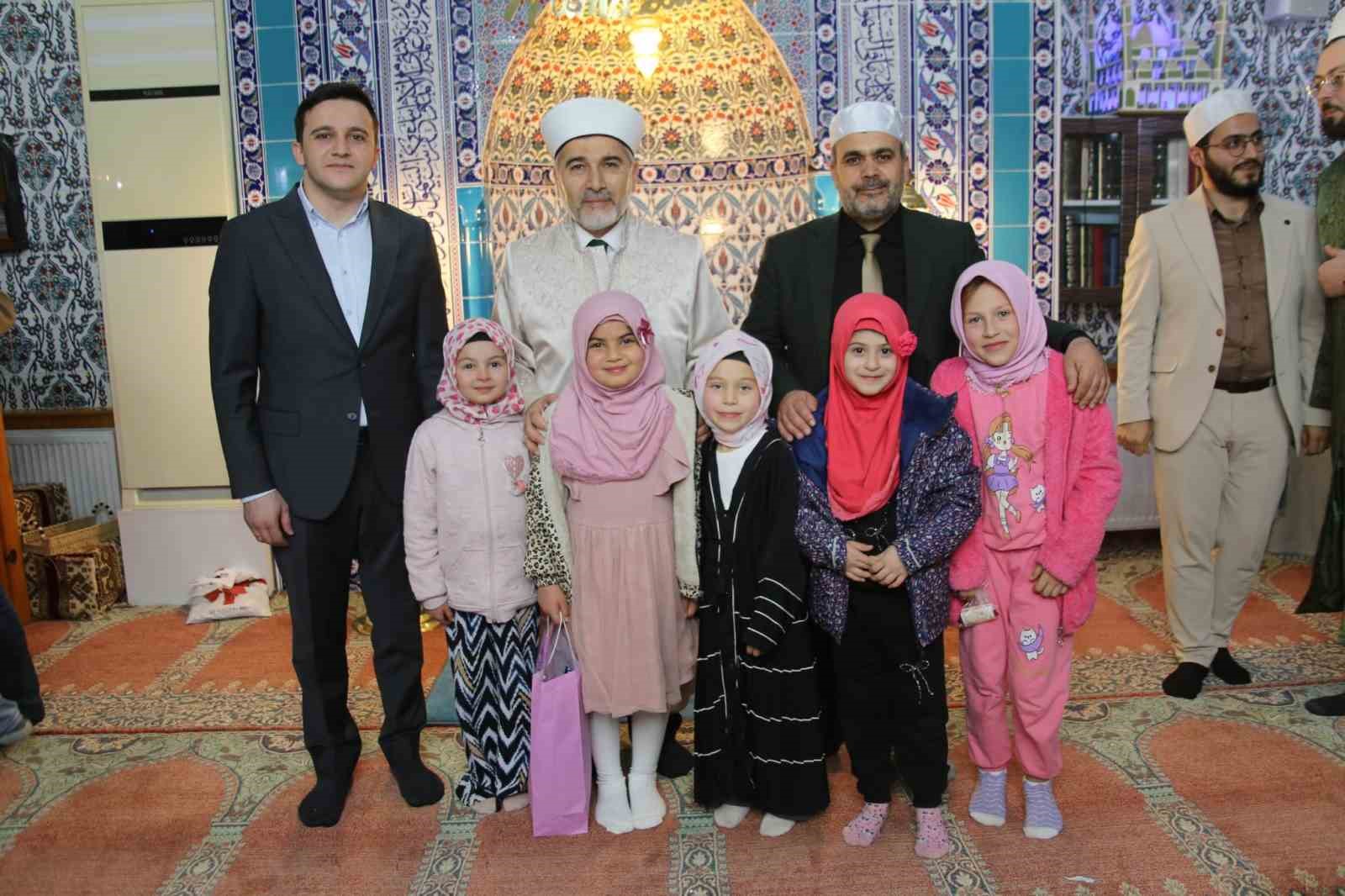 İslamın gülleri çocuklarla anlamlı buluşma
İslamın gülleri çocuklarla anlamlı buluşma