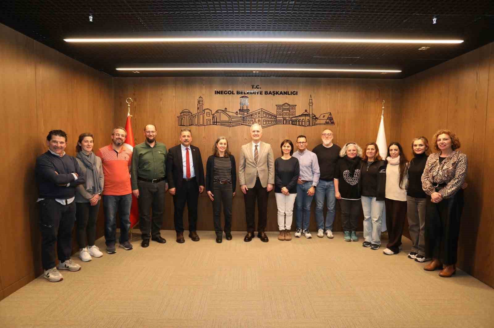 İspanyol misafirlerden İnegöl’ün ’Nöbetçi Kitaphane’lerine tam not
İspanyol misafirlerden İnegöl’ün ’Nöbetçi Kitaphane’lerine tam not