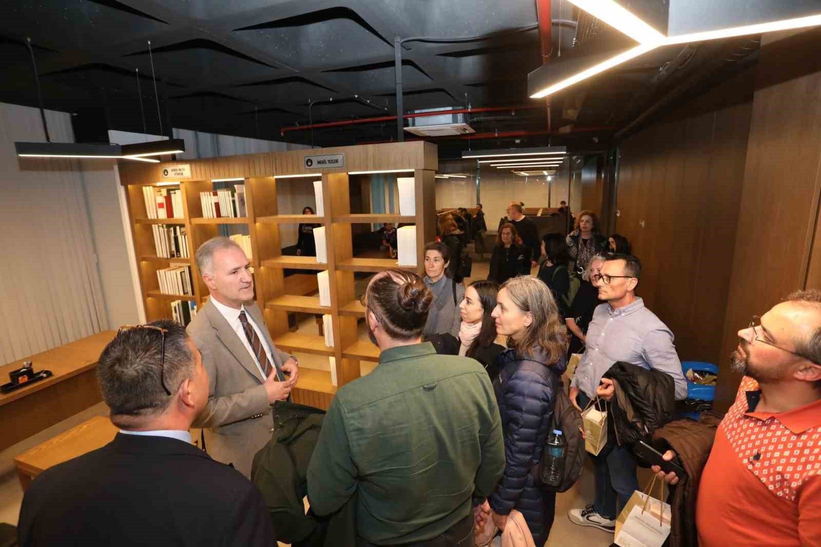 İspanyol misafirlerden İnegöl’ün ’Nöbetçi Kitaphane’lerine tam not
İspanyol misafirlerden İnegöl’ün ’Nöbetçi Kitaphane’lerine tam not