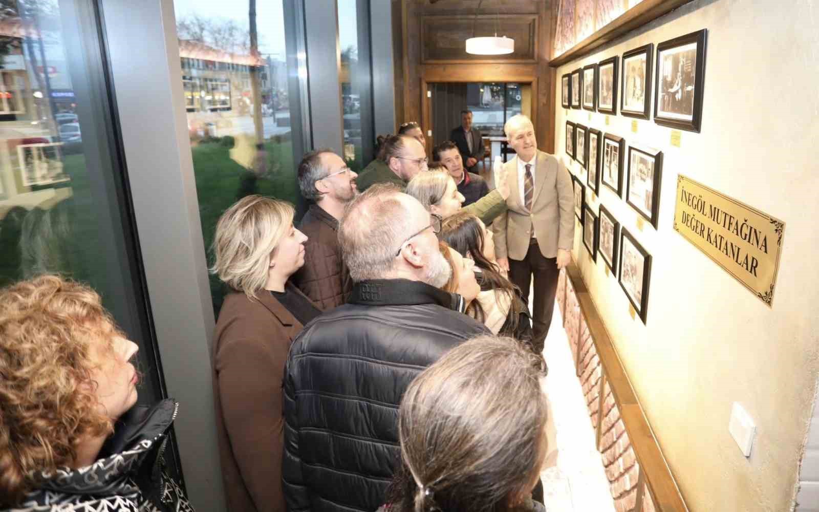 İspanyol misafirlerden İnegöl’ün ’Nöbetçi Kitaphane’lerine tam not
İspanyol misafirlerden İnegöl’ün ’Nöbetçi Kitaphane’lerine tam not