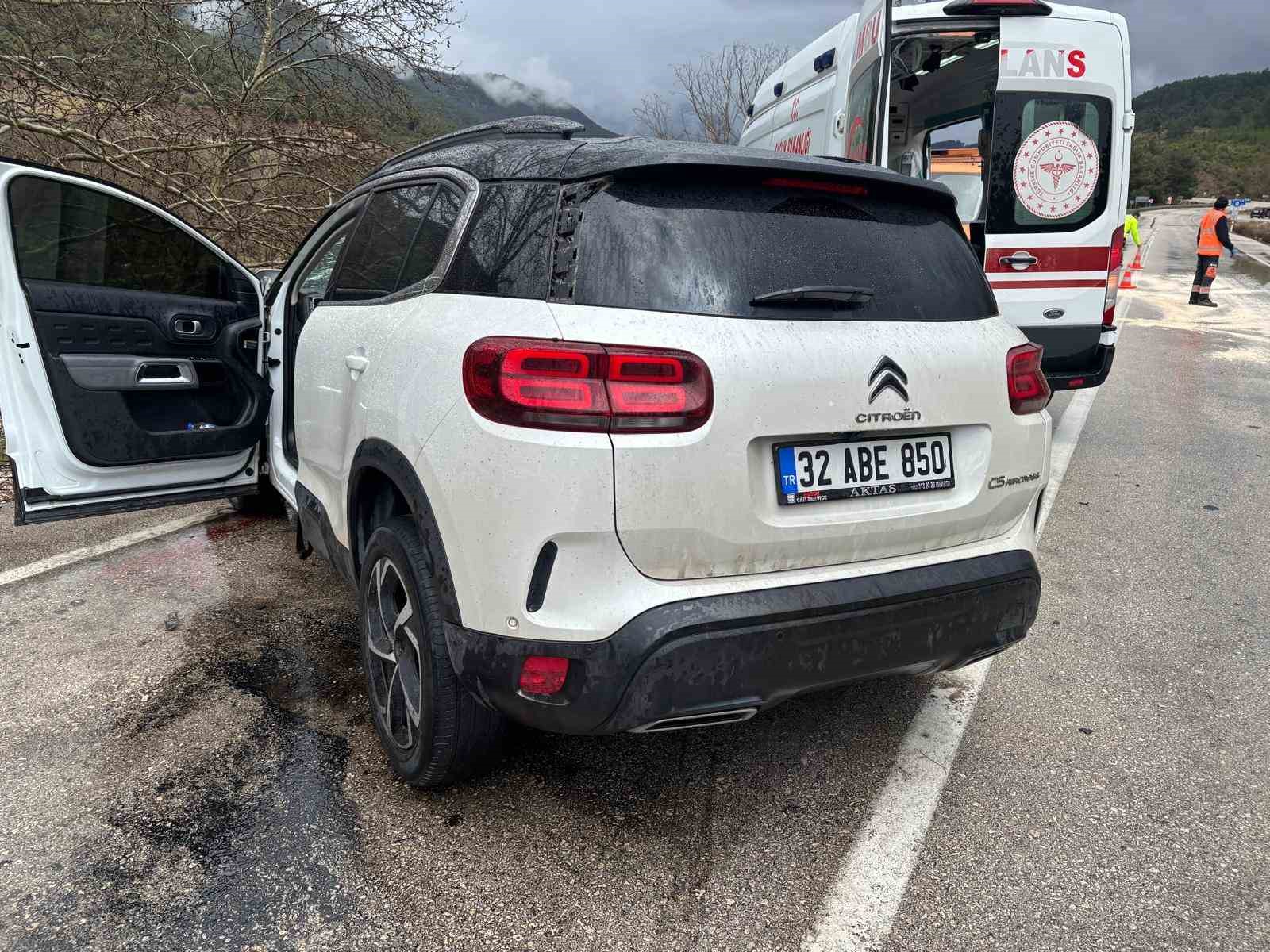 Isparta-Antalya kara yolunda feci kaza: 2 ölü, 4 yaralı
