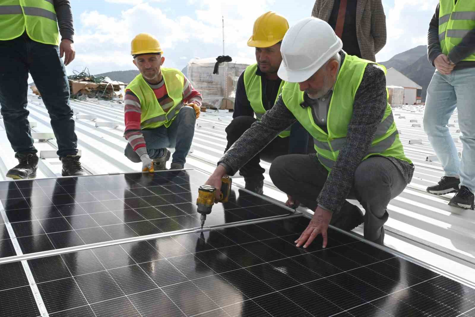 Isparta Belediyesi, pazar alanı çatılarına GES kuruyor
