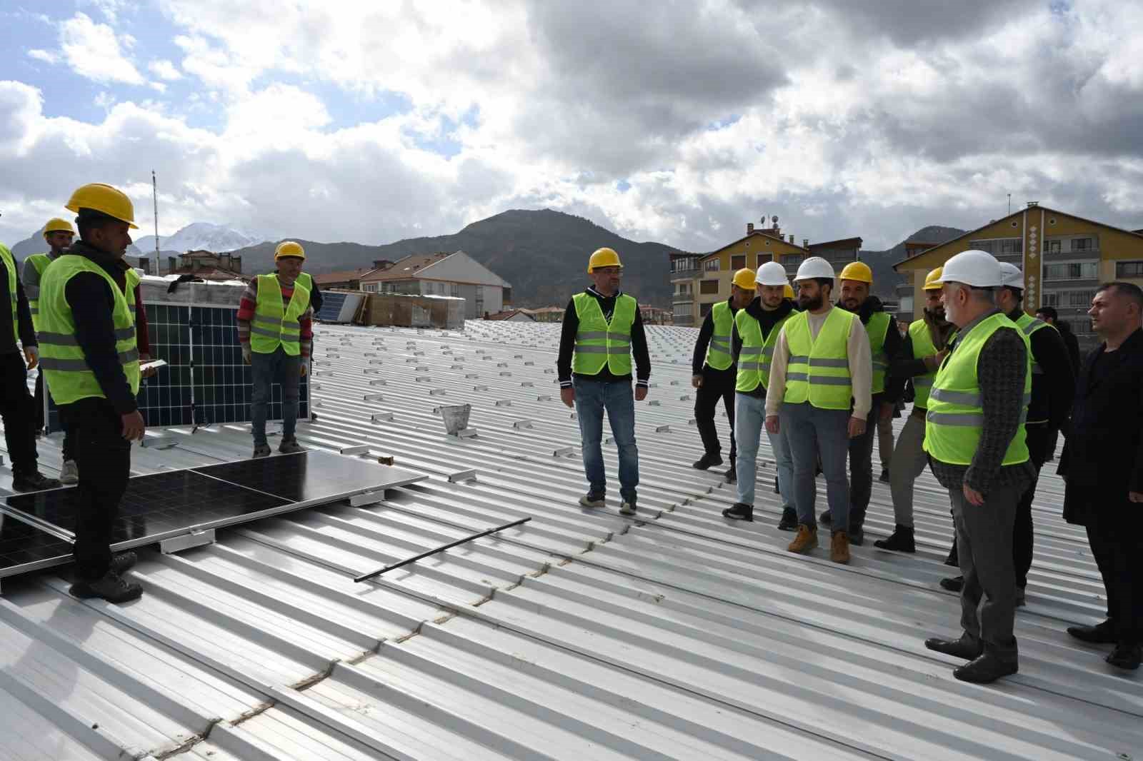 Isparta Belediyesi, pazar alanı çatılarına GES kuruyor

