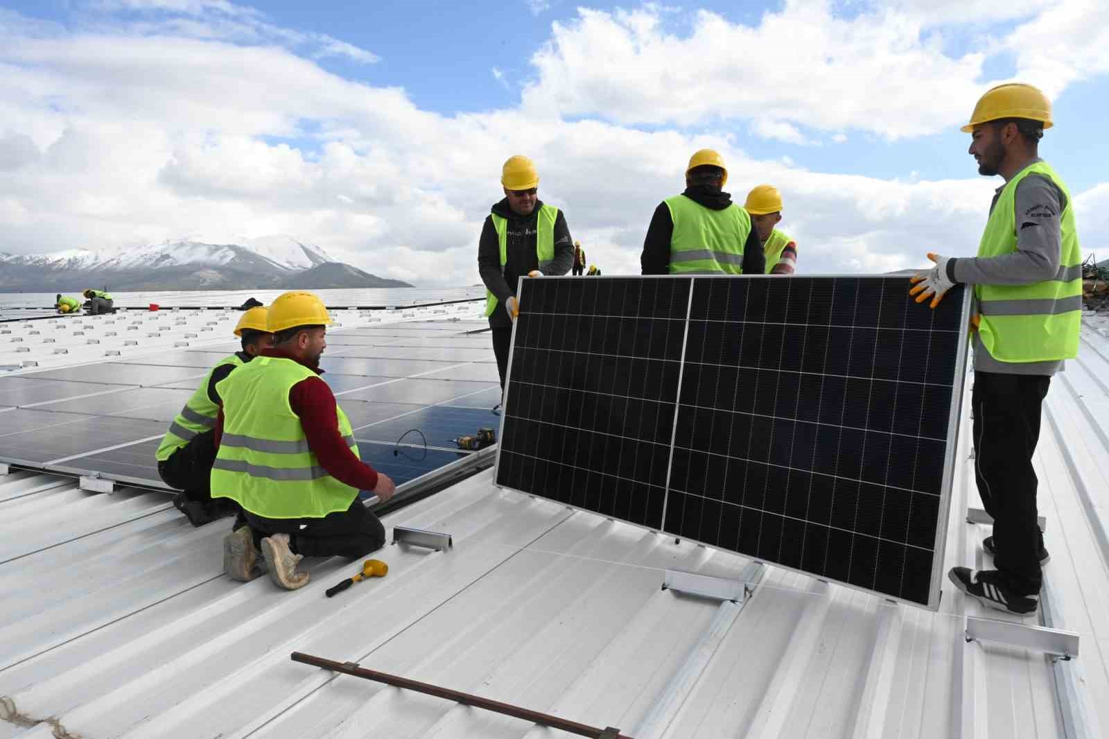 Isparta Belediyesi, pazar alanı çatılarına GES kuruyor
