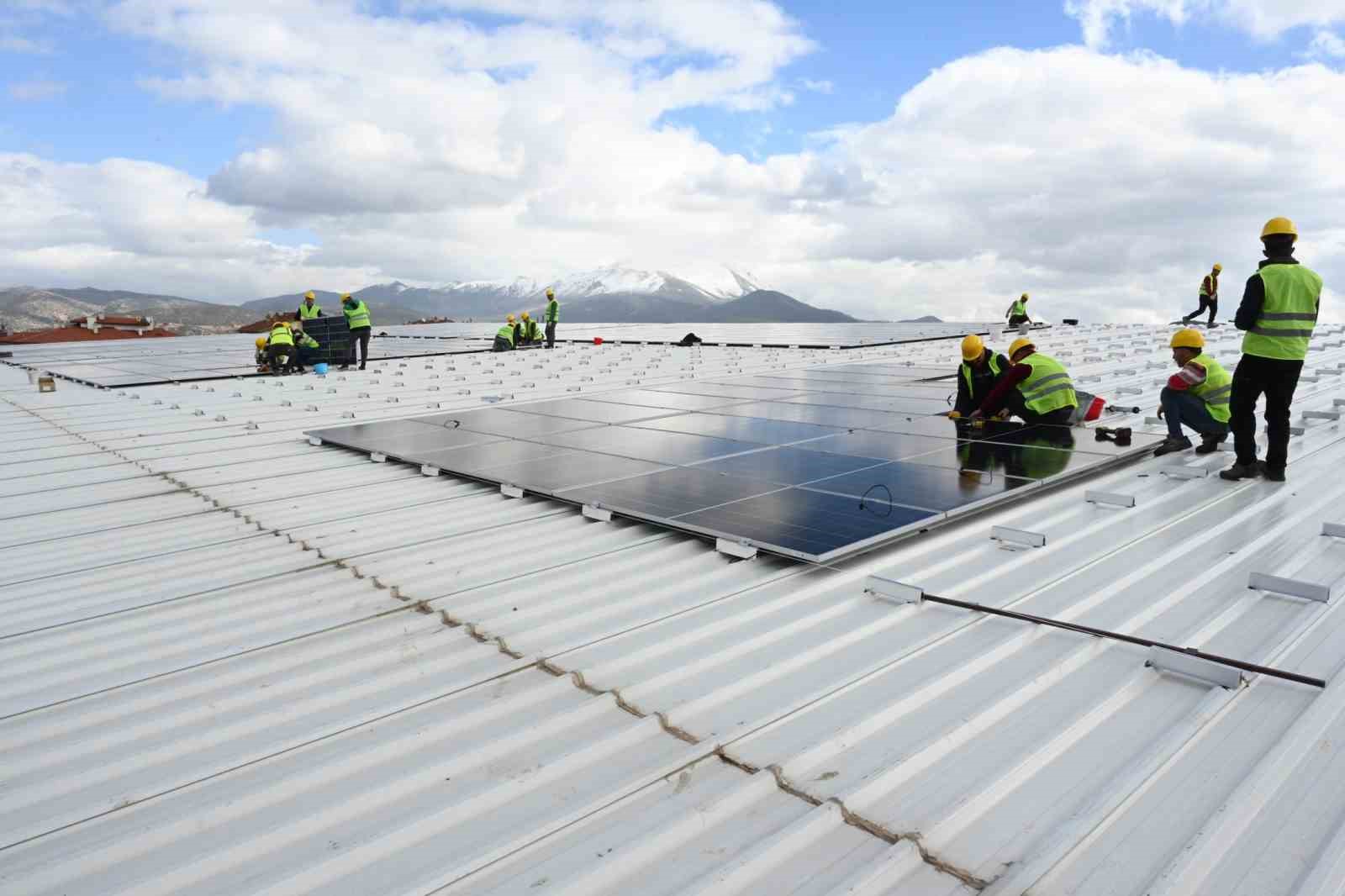 Isparta Belediyesi, pazar alanı çatılarına GES kuruyor
