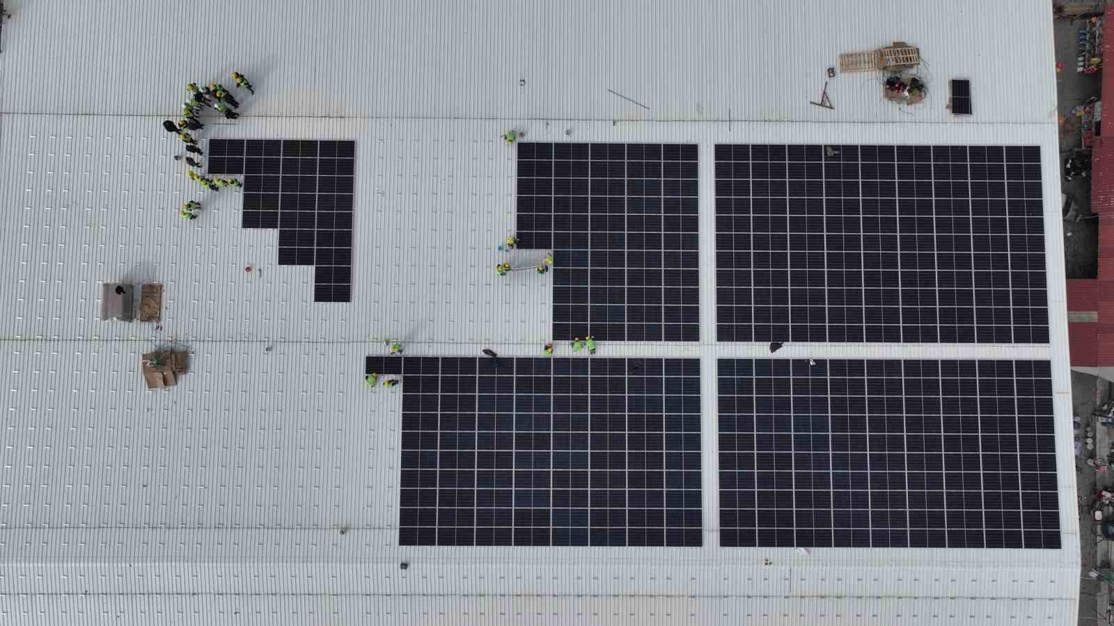 Isparta Belediyesi, pazar alanı çatılarına GES kuruyor
