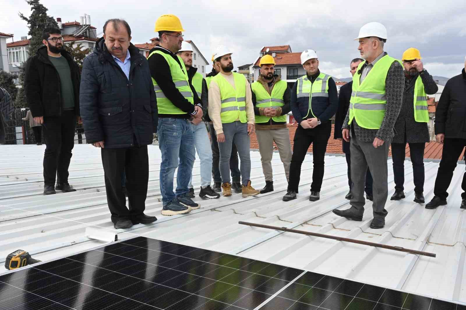 Isparta Belediyesi, pazar alanı çatılarına GES kuruyor
