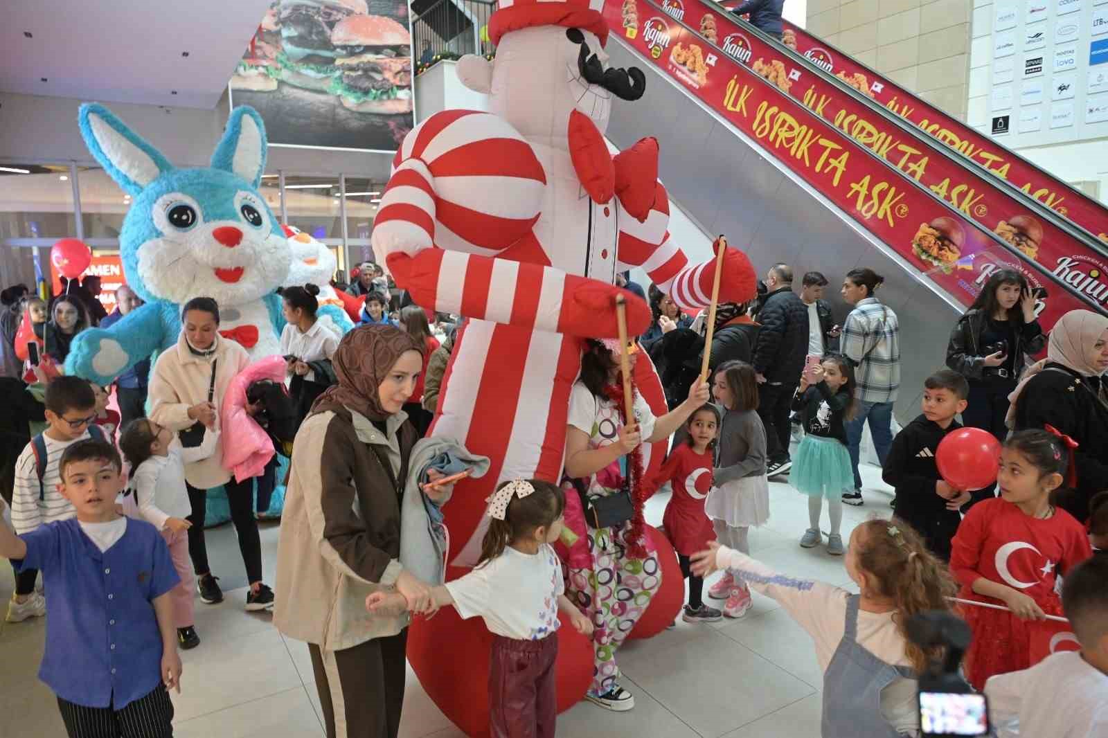 Isparta Belediyesi’nin 23 Nisan etkinliğinde renkli görüntüler
