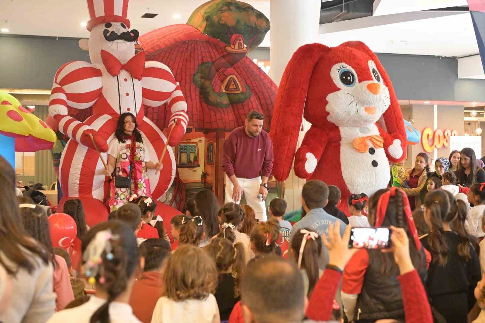 Isparta Belediyesi’nin 23 Nisan etkinliğinde renkli görüntüler
