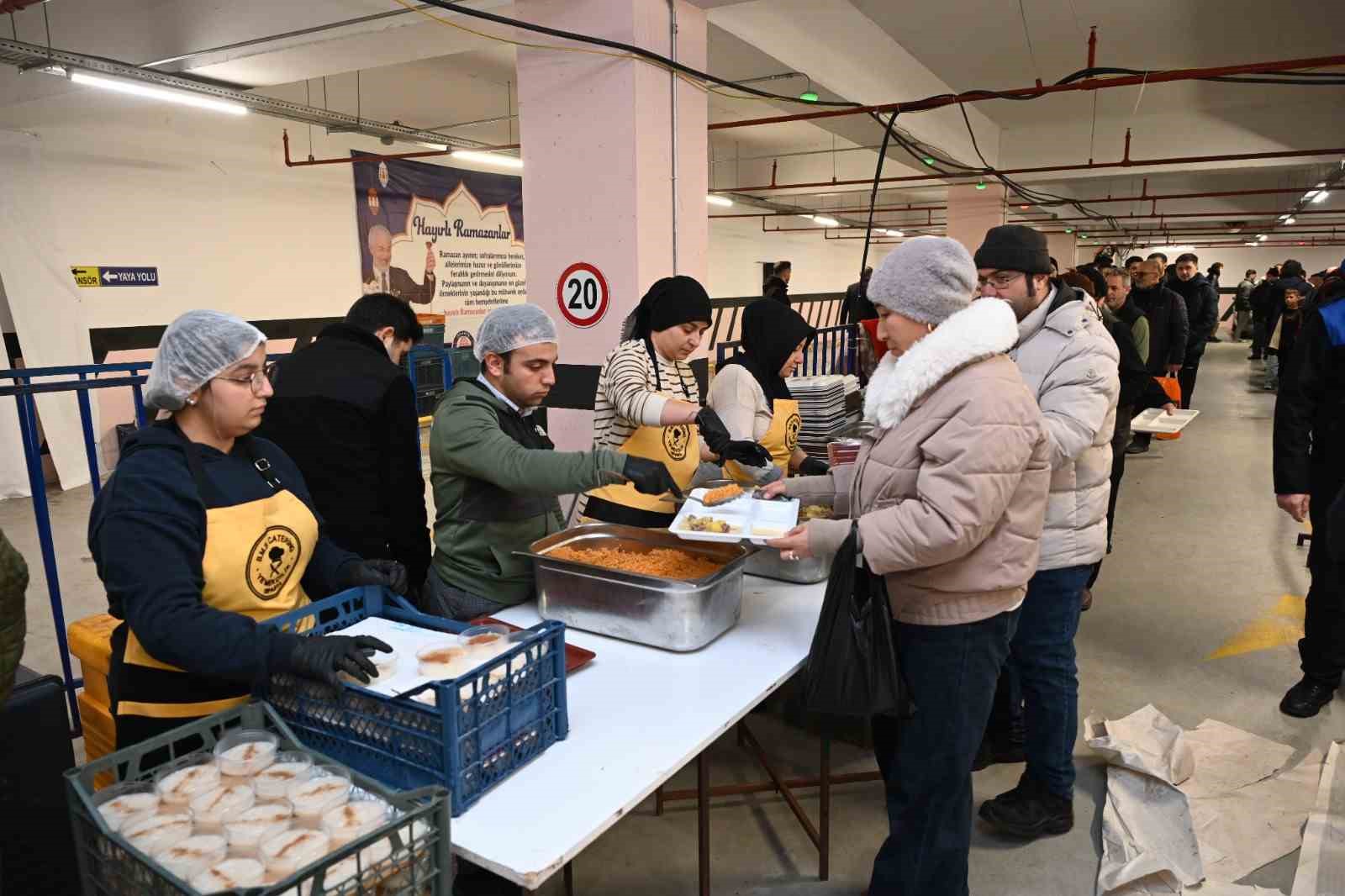 Isparta Belediyesi’nin iftar sofraları birlik ve beraberlik ruhunu pekiştiriyor
