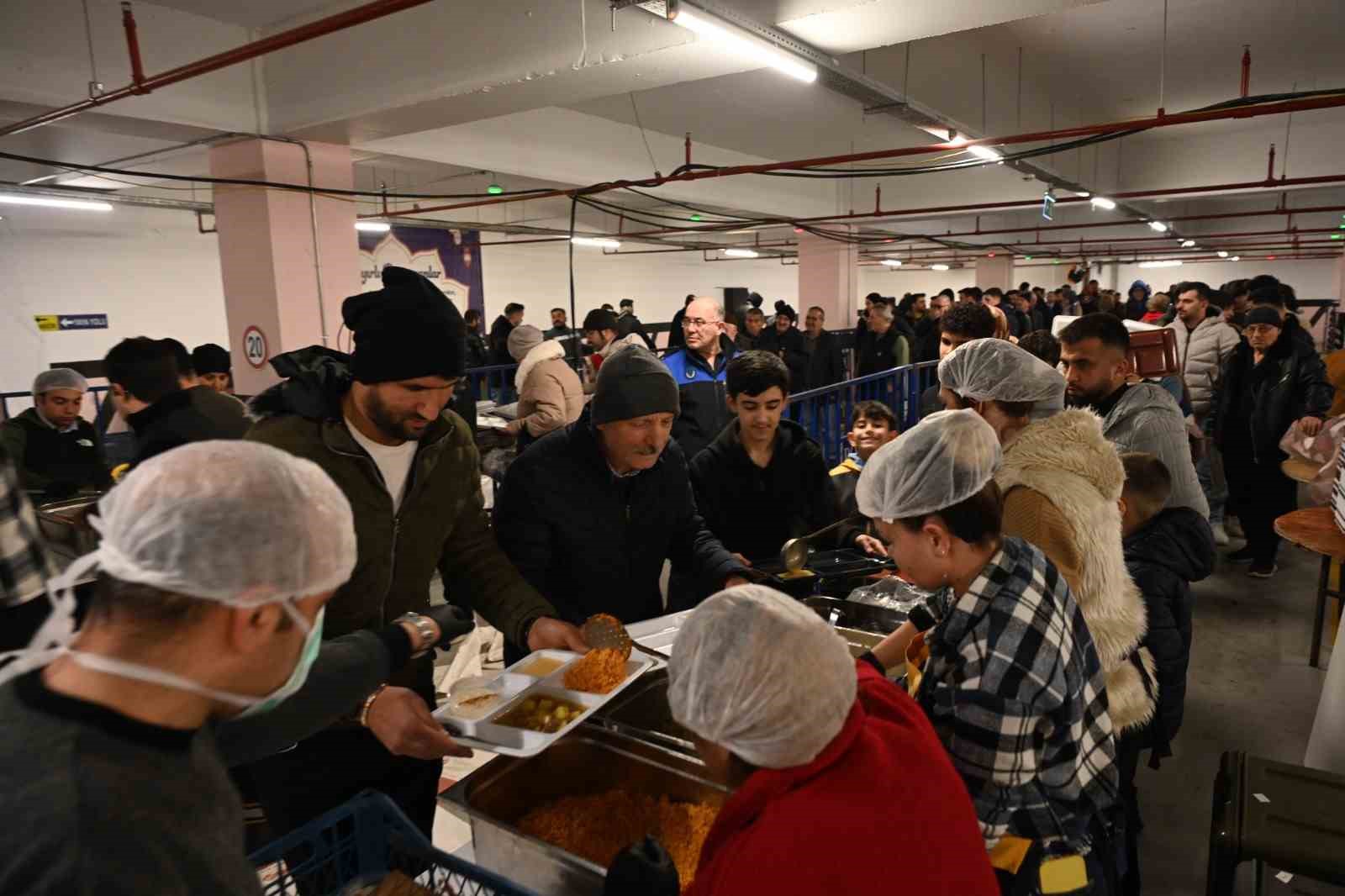 Isparta Belediyesi’nin iftar sofraları birlik ve beraberlik ruhunu pekiştiriyor
